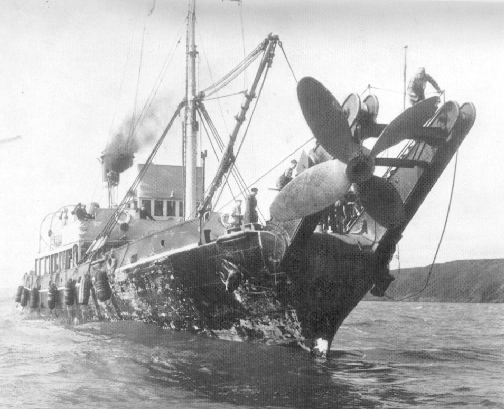 The Barbastel winches up the Maine's bronze prop.