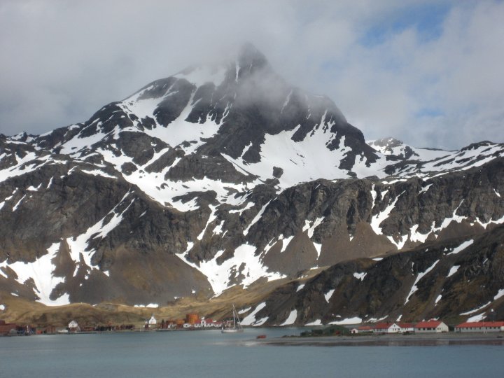 Gritviken, nestling at the foot of the mountains.