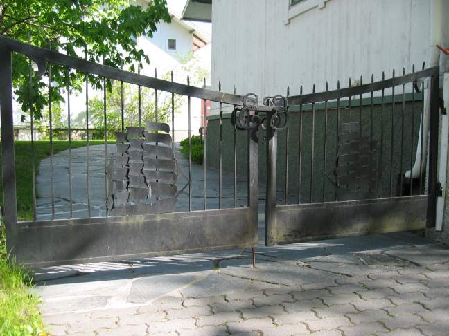 Gustav Erricson's house and gates.