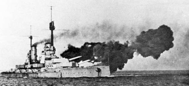 Kronprinz firing a broadside.