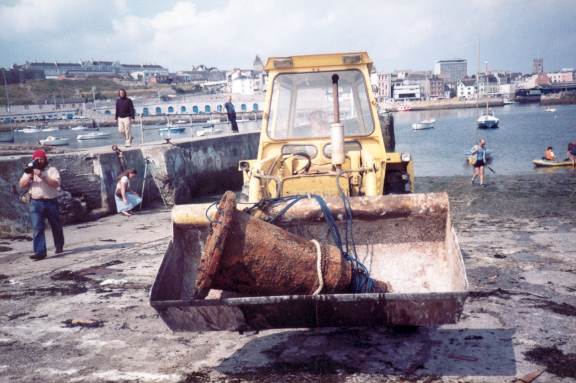 Carting off the 'lump' to its trailer. Carting off the 'lump' to its trailer.