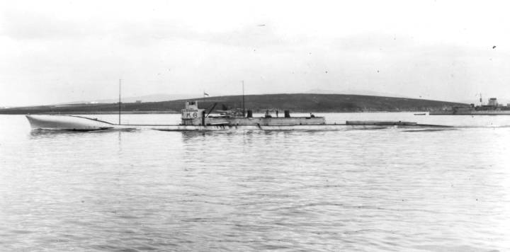 The 'K' class, funnels are aft of the conning tower.