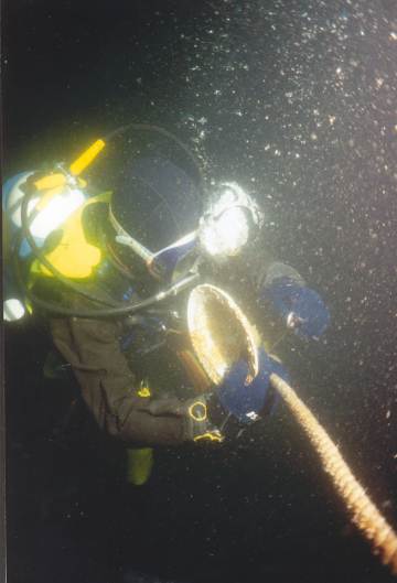 Decompressing with a plate found on the wreck.