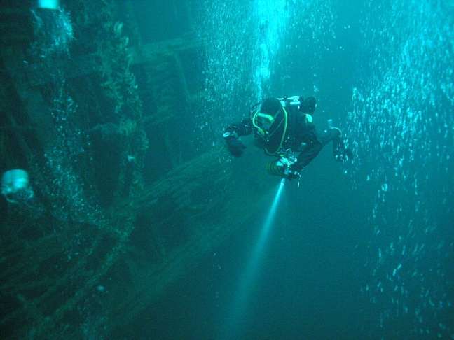 This wreck is just huge. (Photo F.Bang)