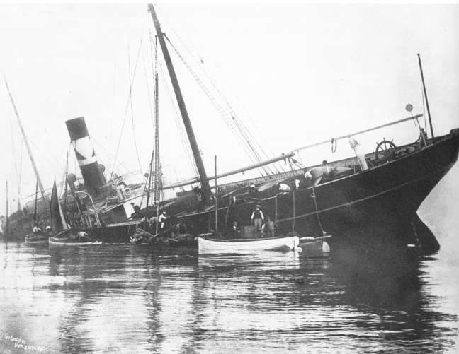 Unloading the Plympton. Photo Gibson Collection.