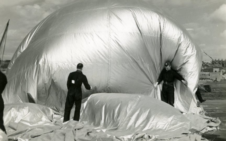 Putting up the Barrage ballons.