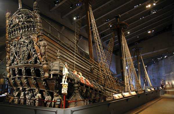 Stern view of her fantastic carvings. Stern view of her fantastic carvings.